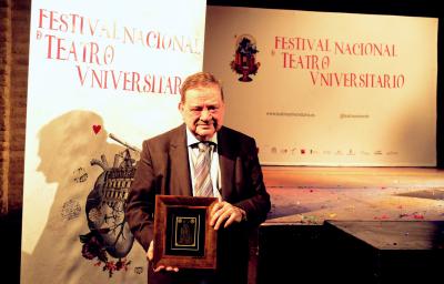 Juan Antonio Hormigón recibe el Premio ‘Toda una vida de trabajo teatral’ de la Federación Española de Teatro Universitario